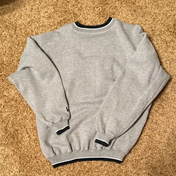 Lee Gray V-Neck Chicago Bulls Pullover with Red and Black Logo - Picture 6 of 6